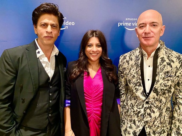 Actor Shah Rukh Khan with Director Zoya Akhtar and owner of e-commerce company Amazon, Jeff Bezos in Mumbai (Image Source: Twitter)