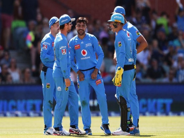 Adelaide Strikers celebrate wicket of Brisbane Heat's batsman (Photo/ cricket.com.au Twitter)