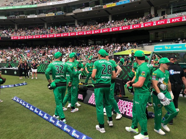 Melbourne Stars before the start of Perth Scorchers' innings (Photo/ Melbourne Stars Twitter)