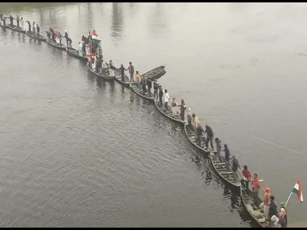 Residents of Athar village forming a human chain on boats in Muzaffarpur, Bihar on Sunday