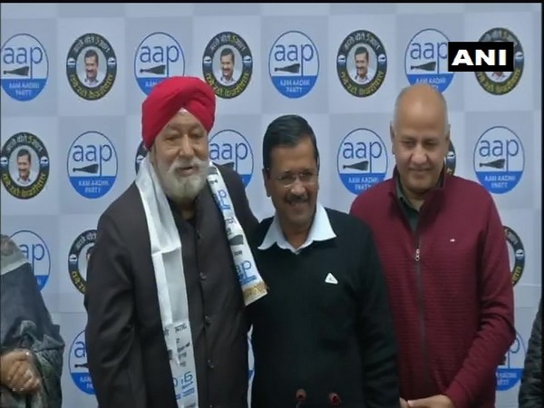 Harsharan Singh Balli (l) with Delhi Chief Minister Arvind Kejriwal and his deputy Manish Sisodia on Saturday. (Photo/ANI)