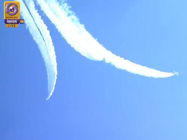 Su-30 MKIs of Indian Air Force execute the 'Trishul' manoeuvre.