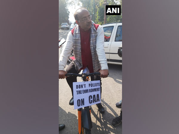 BJP leader Vijay Goel arrives in Parliament on bicycle. Photo/ANI