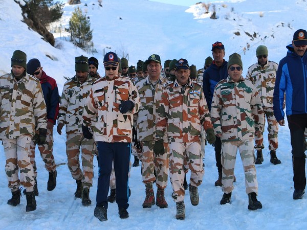 Sports Minister Kiren Rijiju with ITBP personnel 