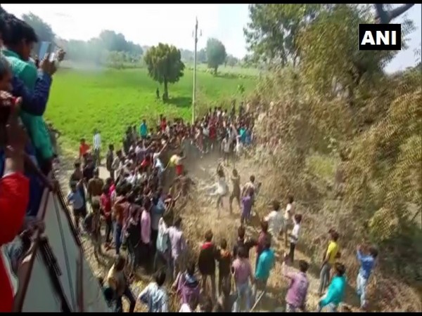 One person died and six got injured after villagers in Dhar district attacked them today. Photo/ANI