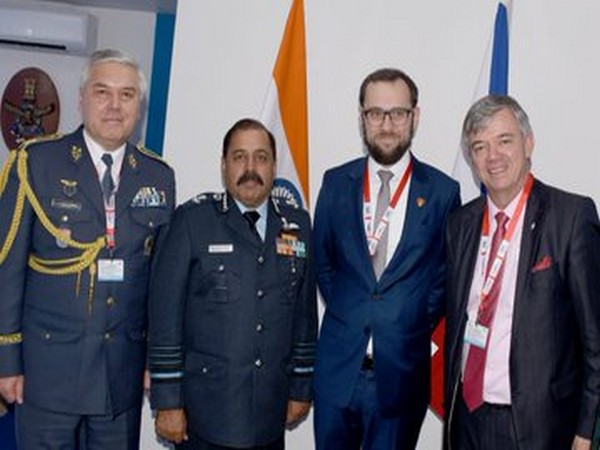 IAF Chief met dignitaries, delegations from various countries during inaugural ceremony of DefExpo (Photo tweeted by IAF)