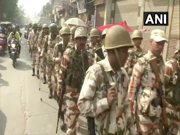 Police and paramilitary force personnel hold flag march in Brij Puri [Photo/ANI]