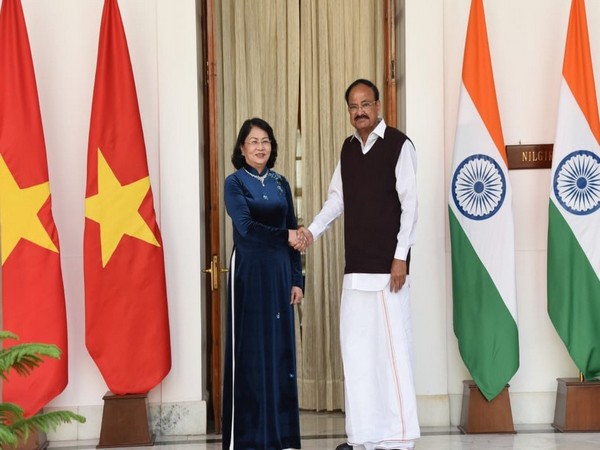 Vice President Venkaiah Naidu (L) with his Vietnamese counterpart Dang Thi Ngoc