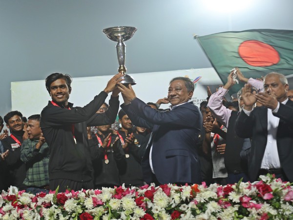 Bangladesh U-19 skipper Akbar Ali with BCB President Nazmul Hassan (Photo/ BCB Twitter)