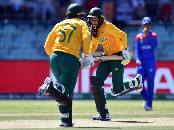 South Africa's Lizelle Lee and Sune Luus in action against Thailand (Photo/ T20 World Cup Twitter)