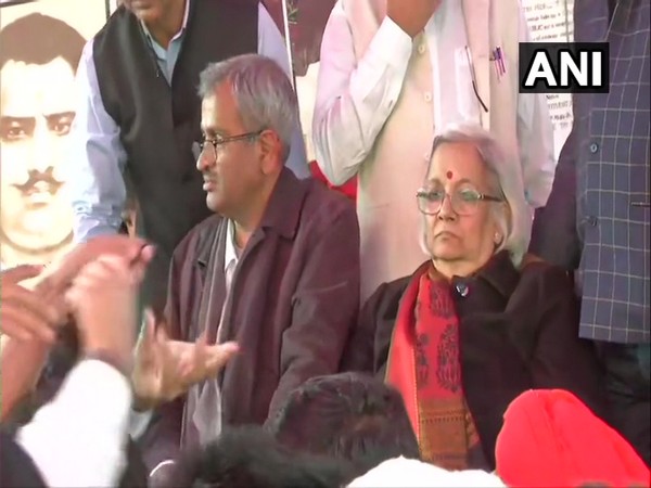 Supreme Court-appointed mediator senior advocates Sanjay Hegde and Sadhana Ramachandran talking to protestors at Shaheen Bagh on Wednesday. Photo/ANI