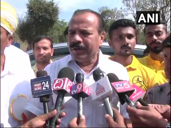 Union Minister of Chemicals and Fertilizers DV Sadananda Gowda interacting with media on Sunday: Photo/ANI