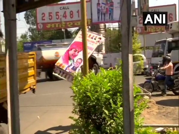 Bhopal Municipal Corporation workers pulling down hoardings put up by BJP across the city to welcome Jyotiraditya Scindia. Photo/ANI