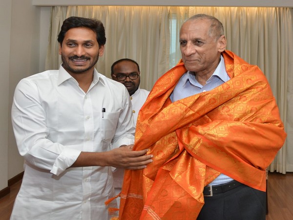 Andhra Pradesh Chief Minister YS Jaganmohan Reddy (left) meeting Governor ESL Narasimhan (right)