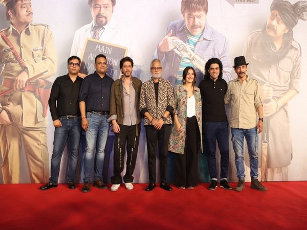 Actor, producer Shah Rukh Khan with Sanjay Mishra and other members of team 'Kaamyaab' (Image Source: Twitter)