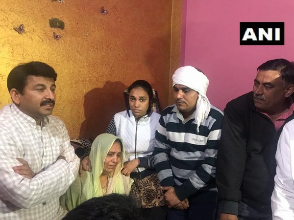 Delhi BJP President Manoj Tiwari meets family of Ankit Sharma. Photo/ANI