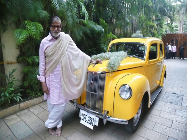Megastar Amitabh Bachchan with a vintage car (Image Source: Twitter)