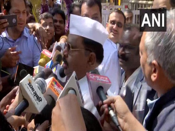    Independent Madhya Pradesh MLA Surendra Singh Shera speaking to reporters on Wednesday. Photo/ANI