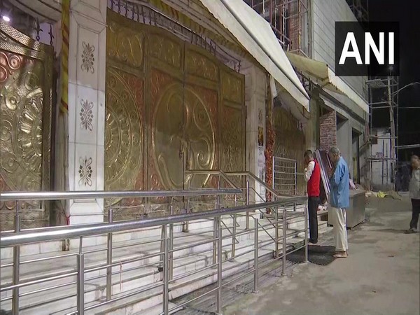 Devotees offering prayers from outside the Jhandewalan Temple in Delhi (Photo/ANI)
