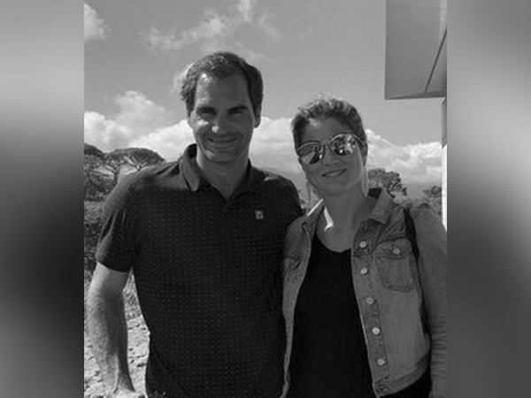 Roger Federer with wife Mirka (Photo/ Roger Federer Twitter)