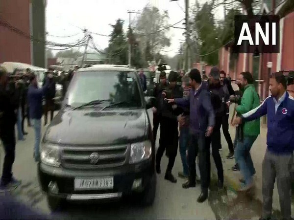 Congress Leader Ghulam Nabi Azad's car outside Farooq Abdullah's residence (Photo/ANI)