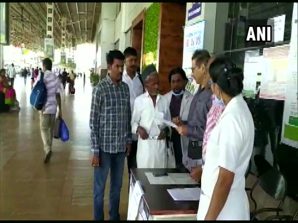 Special Help Desk for Coronavirus at Hubballi Railway Station Photo/ANI