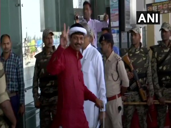 Madhya Pradesh Congress M:LAs at Bhopal airport. Photo/ANI