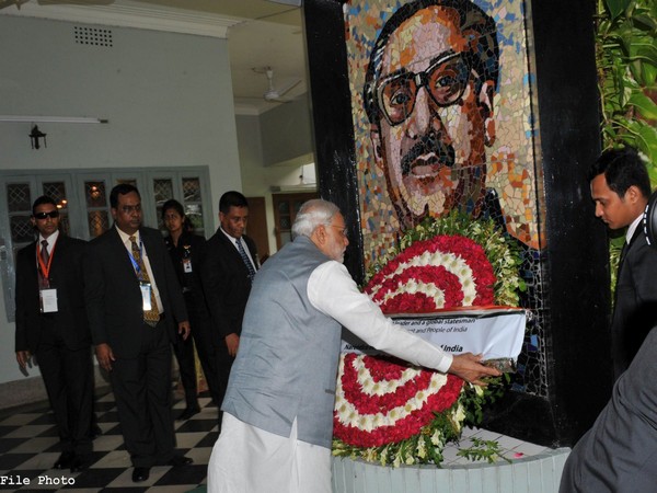 Prime Minister Narendra Modi paying tribute to Bangabandhu Sheikh Mujibur Rahman (Twitter/Narendra Modi)