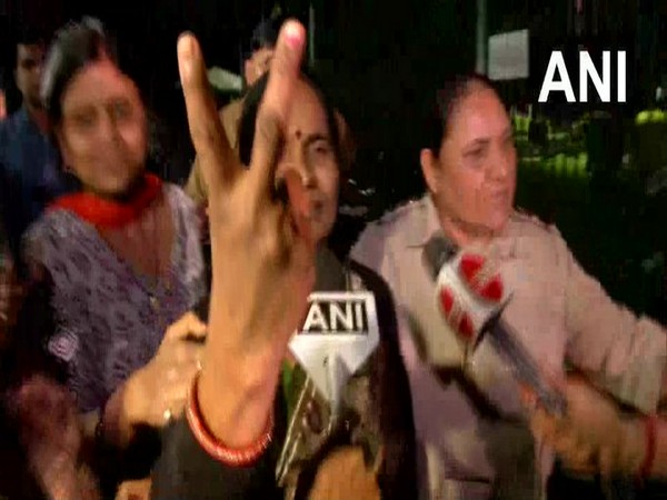 Delhi: Asha Devi, mother of 2012 Delhi gang-rape victim show victory sign after Supreme Court's dismissal of death row convict Pawan Gupta's plea seeking stay on execution. Photo/ANI
