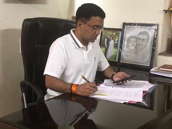Goa Chief Minister Pramod Sawant on Sunday took to Twitter and shared pictures of working from home. 