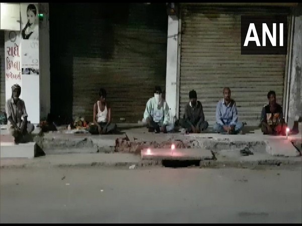 Homeless peple in solidarity with corona warriors; Bharuch, Gujrat