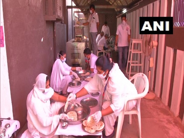 Arham Yuva Seva Group preparing food in Gujarat's Rajkot (Photo/ANI)