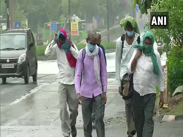 A group of migrant laborers heading to Rajasthan's Dausa from Ghaziabad, UP. Photo/ANI