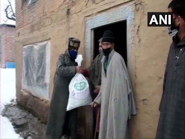 
    62 Rashtria Rifles distributes food items among needy in Shopian 
    
