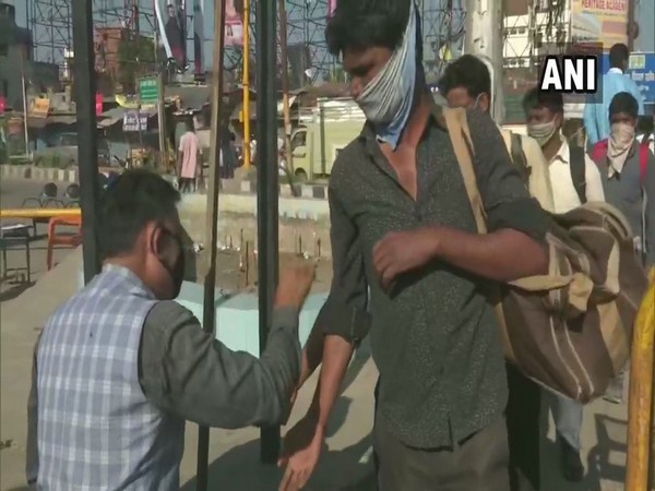 Gorakhpur: Govt officials record temperature & stamp people who came from Delhi