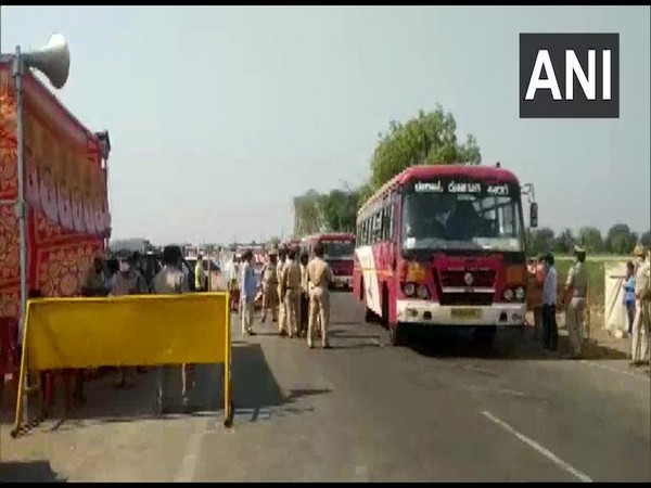 Karnataka labourers were brought back via buses from Mumbai (Photo/ANI)