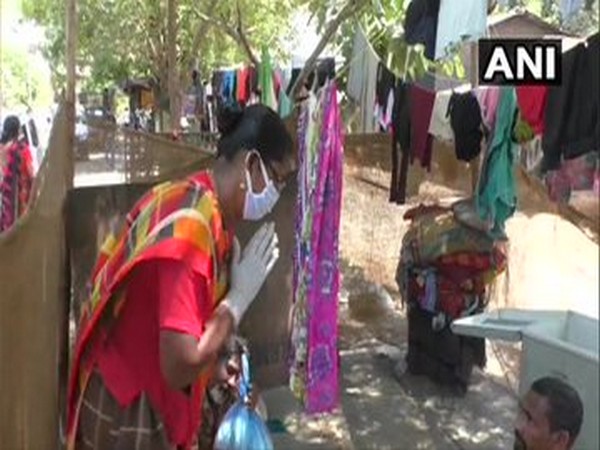 Members of the transgender community in Surat have been distributing food kits.