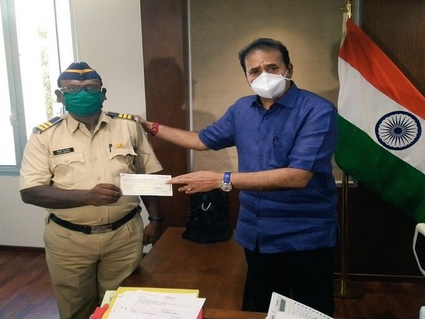 Head constable Bapu Saheb Dangre hands over a cheque to State Home Minister Anil Deshmukh in Mumbai on Thursday. Photo/ANI