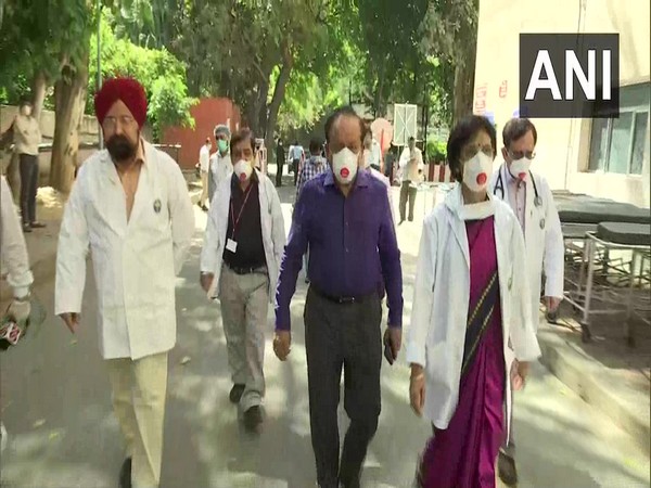 Dr Harsh Vardhan, Union Minister for Health & Family Welfare visited Dr Ram Manohar Lohia Hospital on Friday. (ANI)