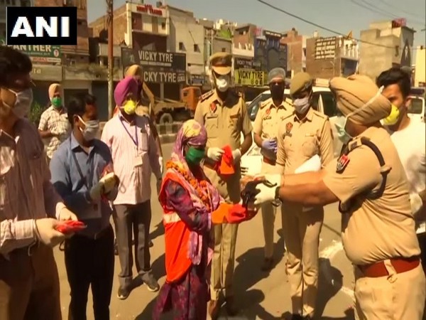 Punjab Police felicitating sanitation workers in Amritsar 