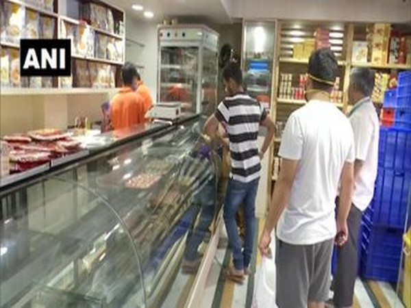 The bakeries in Bengaluru start operating on Wednesday amid COVID-19 lockdown. Photo/ANI