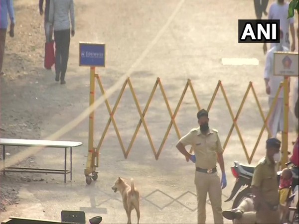 Mumbai Police barricades Dharavi area amid rising COVID-19 cases. Photo/ANI