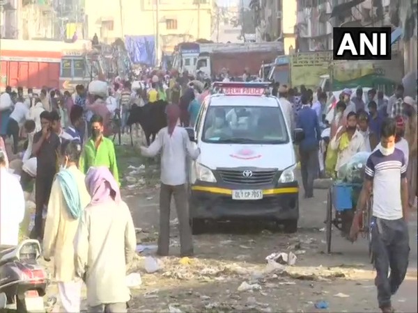 Delhi police team at Azadpur Mandi. Photo/ANI