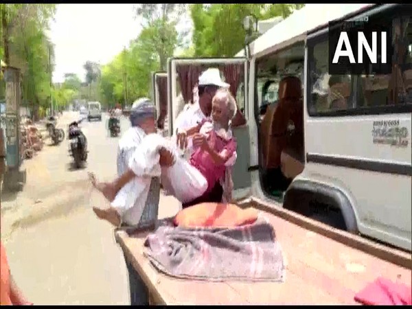 Policeman helps injured elderly man to reach hospital in Madhya Pradesh. Photo/ANI