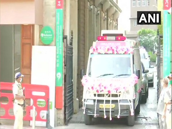 Mortal remains of Rishi Kapoor being taken to Mortal remains of veteran actor Rishi Kapoor being taken to Chandanwadi crematorium 