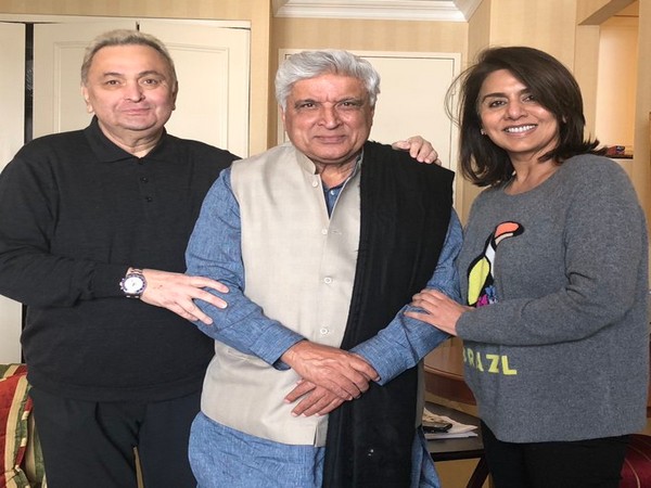 Late actor Rishi Kapoor with friend Javed Akhtar and wife Neetu Kapoor (Image Source: Twitter)