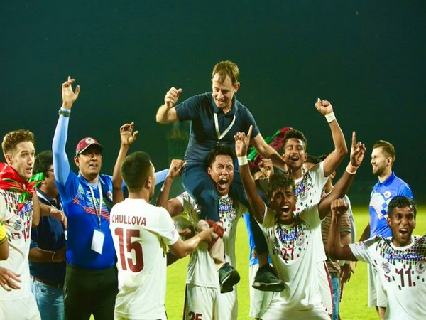 Mohun Bagan team lifts up coach Kibu Vicuna (Photo/ AFC Twitter)