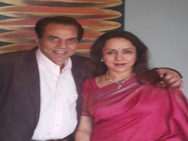 Dharmendra and Hema Malini (Image courtesy: Twitter)