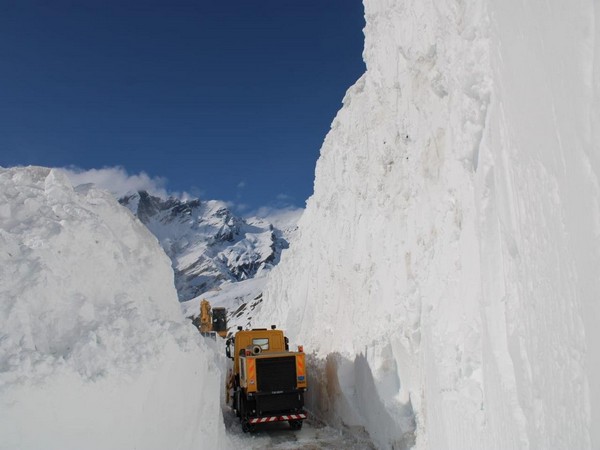 Visuals from Rohtang Pass on Saturday. Photo/ANI