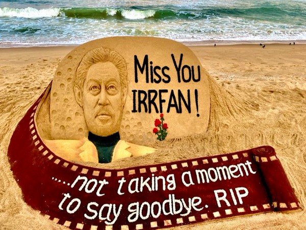 Sudarshan Pattnaik's sand art featuring late actor Irrfan Khan (Image Source: Twitter)